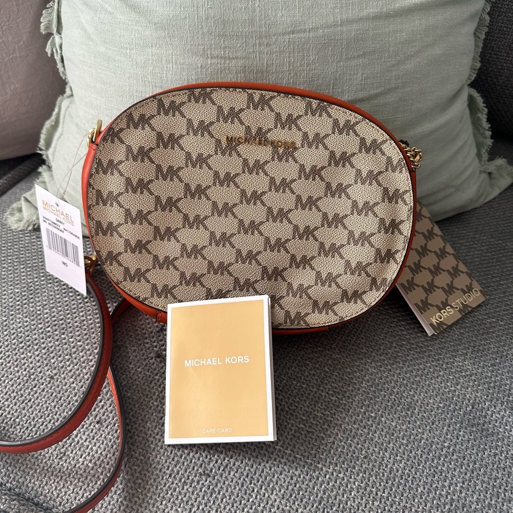 Brand New!! Michael Kors medium Ginny crossbody/shoulder bag 👜 🩷